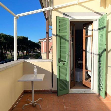 Elegante Camera Matrimoniale Con Balcone A 500 Mt Dal Mare Marina Di Carrara Luaran gambar